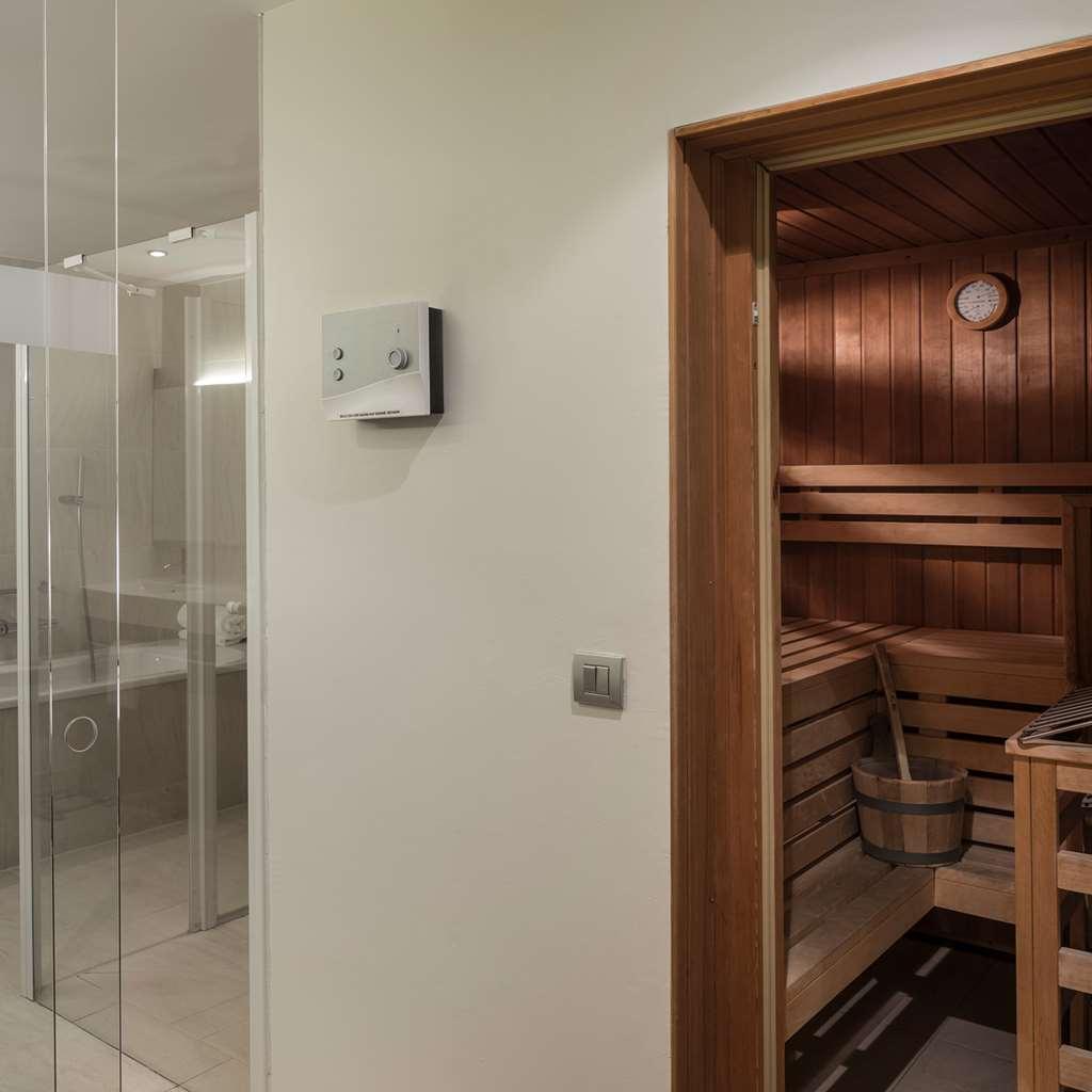 Falkensteiner Balance Resort Stegersbach - Adults Only 客房 照片 A shower and sauna in a hotel
