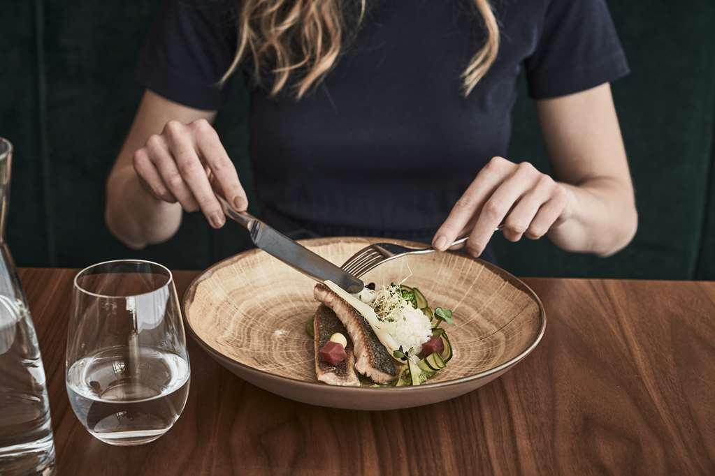 Falkensteiner Balance Resort Stegersbach - Adults Only 餐厅 照片 A woman using a knife and fork to eat a salad